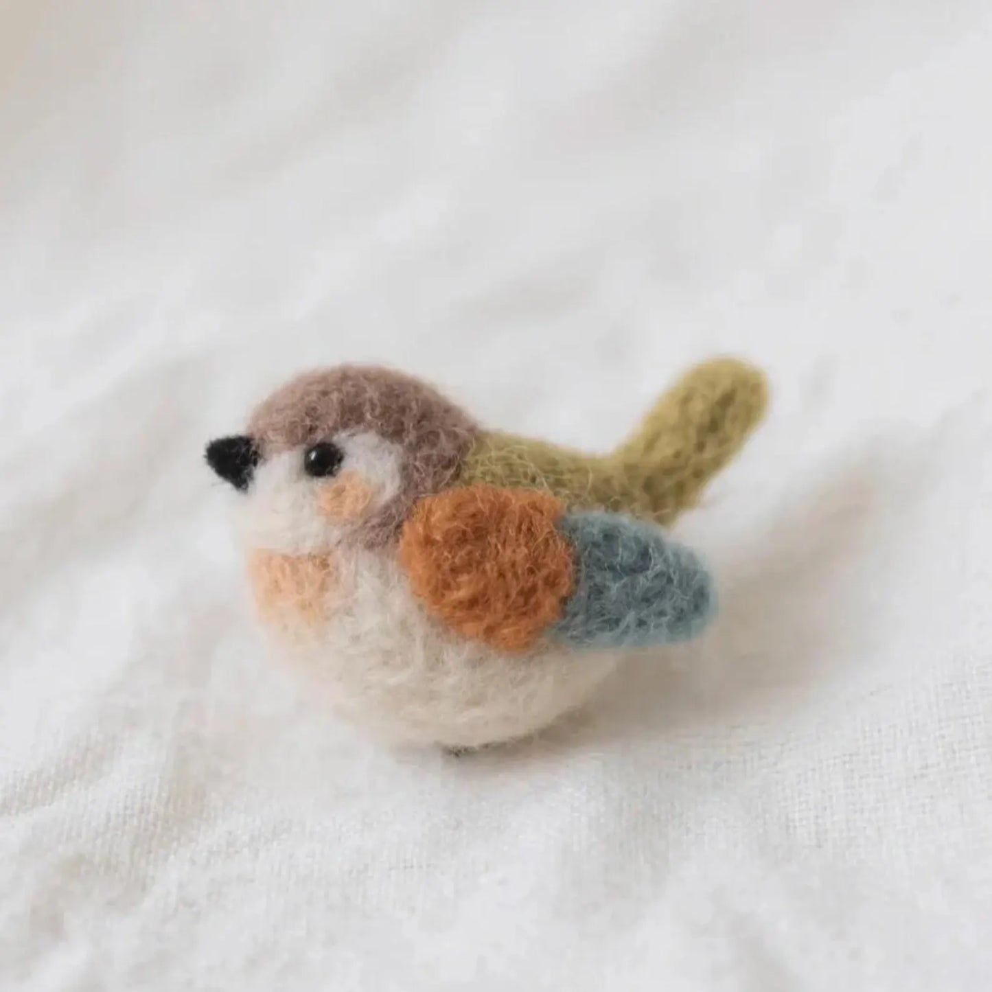 Handmade Felt Bird Figurine – Cute Wool Bird Ornament, Home Decor Display, Cozy Tabletop Decoration, Creative Gift for Holidays